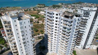 Göl manzaralı ‘orta hasarlı milyonluk dairelerde belirsizlik sürüyor