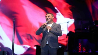 Gölbaşında 30 Ağustos Zafer Bayramı sanatçı Zara ile kutlandı