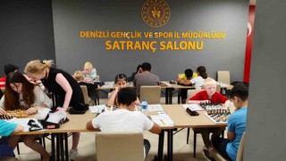 Görme engelli 451 satranç sporcusu şampiyonluk için hamlelerini yapıyor