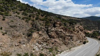 Gümüşhanede yol kenarında felakete davetiye çıkaran devasa kayalar dağcılar tarafından düşürülüyor