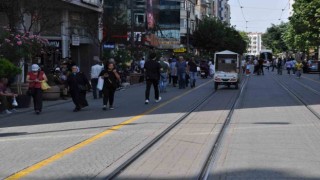 Güneşli alanlardan kaçınan vatandaşlar gölgelerde kalabalık oluşturdu