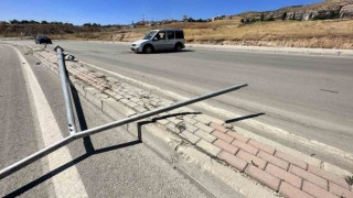Hafif ticari araç aydınlatma direğini yıktı: 1 yaralı