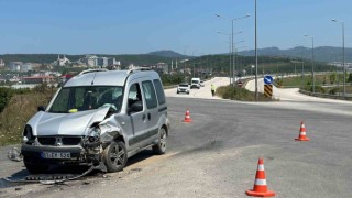 Hafif ticari araç ile minibüs çarpıştı: 3 yaralı