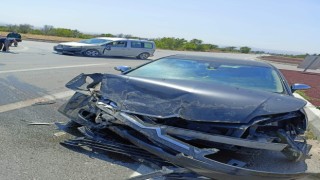Hafif ticari araç ile otomobilin çarpıştığı kazada 6 kişi yaralandı