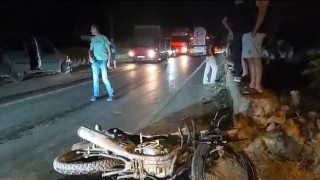 Hafif ticari araç motosikletle kafa kafaya çarpıştı: 1 yaralı