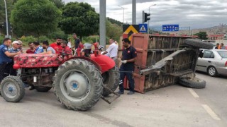 Hafif ticari araç traktöre çarptı: 2si çocuk 5 yaralı