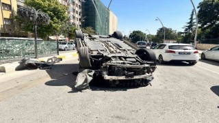 Hafif ticari araçla çarpışan otomobil takla attı: 3 yaralı
