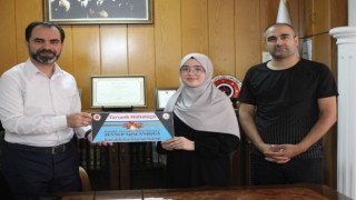 Hafızlık yarışması bölge birincisi Zeynep Arslanboğaya ödül