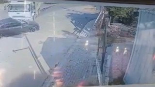 Hafriyat kamyonunun çarptığı otomobil böyle savruldu : 4 yaralı