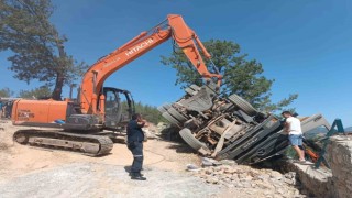 Hafriyat yüklü kamyon devrildi: 1 yaralı