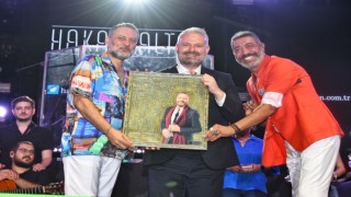 Hakan Altun ve Hüsnü Şenlendiriciden zafer konseri