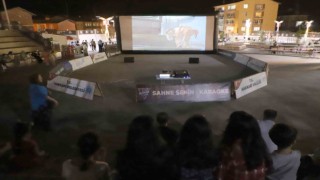 Hakkârililer dev ekranda çizgi film izledi