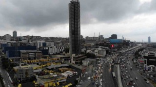 Haramiderede E-5 karayoluna giren bina milyonlarca insana trafik çilesi oluşturuyor