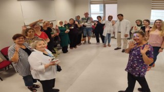 Hastaları için evinde çiçek yetiştirdi