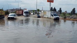 Hatayda yağış sonrası yollar göle döndü