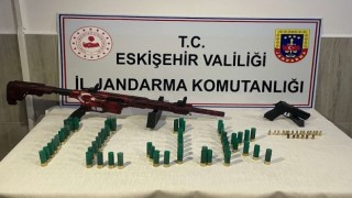 Havaya ateş eden 3 şüpheli ruhsatsız tabanca ve tüfekle yakalandı