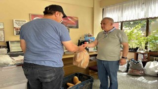 Hayırsever muhtar her hafta onlarca aileye ekmek dağıtıyor
