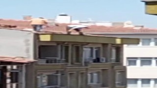 Hiçbir güvenlik tedbiri almadan 4 katlı apartmanın çatısında onarım yaptılar