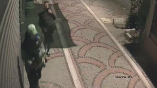 Hırsızlar girdikleri dükkanda pide yiyip kola içtiler, giysileri çalıp kaçtılar