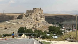 Hoşap Kalesinde restorasyon çalışmaları devam ediyor