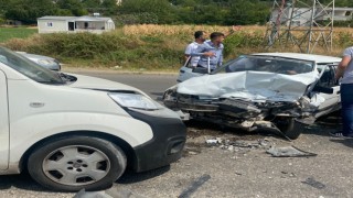 İki araç kafa kafaya çarpıştı: 2 yaralı