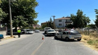İki aracın karıştığı kazada: 6 kişi yaralandı