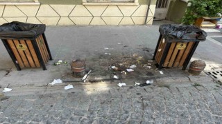 İki çöp kutusunun arasına atılan atıklar ‘pes dedirtti