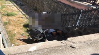 İki motosiklet çarpıştı, biri kanala düştü: 3 yaralı