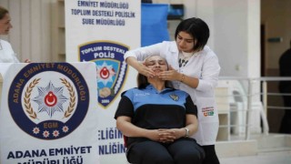 Adana'da kursiyerler ilk makyajlarını polise yaptı