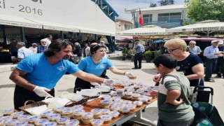 İnönüde hayırsever vatandaş 3 bin kişiye aşure dağıttı