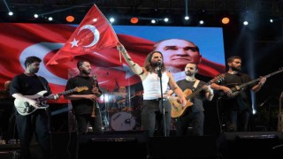 Isparta Belediyesinin Zafer Bayramı konserinde Koray Avcı sahne aldı