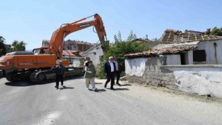 Ispartada trafiği rahatlatmak için yol üzerindeki evlerin yıkımları devam ediyor