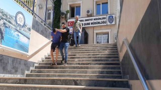 İstanbulda bir AVMde hırsızlık anı kamerada: Rahat tavırlarla kadının çantasını çalan şahıs yakalandı