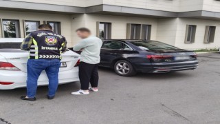 İstanbulda emniyet şeridini işgal eden sürücüye ceza