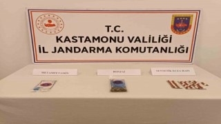 İstanbuldan Kastamonuya uyuşturucu getirirken gözaltına alındılar