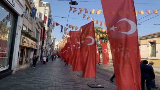 İstiklal Caddesi Türk bayraklarıyla donatıldı