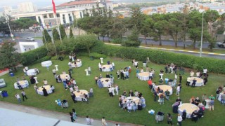 İzin dönüşü çalışanlara kırmızı halılı karşılama
