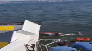 İzmir Körfezinde teknesi alabora olan denizci böyle kurtarıldı