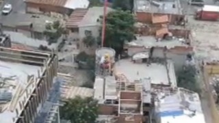 İzmirde akılalmaz olay: Vincin beton kovasında işçi taşıdı