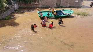 İzmirde ana su borusu patladı: Çocuklar boş arsada yüzdü
