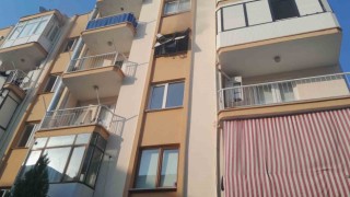İzmirde apartman dairesinde yangın
