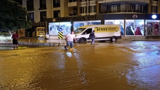 İzmirde hareketli gece: Ana boru patladı, 2 mahalleyi su bastı