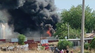 İzmirde hurda deposunda korkutan yangın