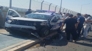 İzmirde kontrolden çıkan araç polis aracına çarptı: 3ü polis 5 yaralı