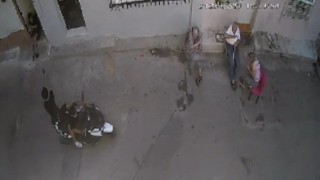 İzmirde sokak ortasında silahlı saldırı kamerada