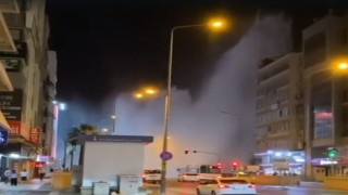 İzmirde su borusu patladı, trafik durma noktasına geldi