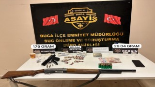 İzmirde uyuşturucu evine polis baskını: 2 gözaltı