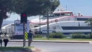 İzmirde yolcu gemisinin kıyıya çarpma anı kamerada