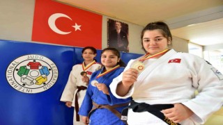 İzmirin altın kızı Sema Mete