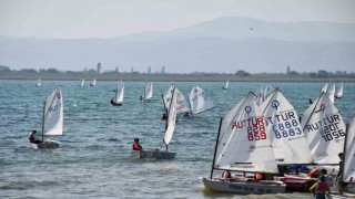 İznik Gölünde heyecan dolu yelken yarışları